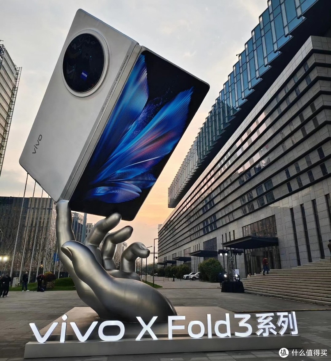 最强8sgen3大折叠！比直板手机还轻薄的vivo X Fold3正式发布价格喜人配置极强