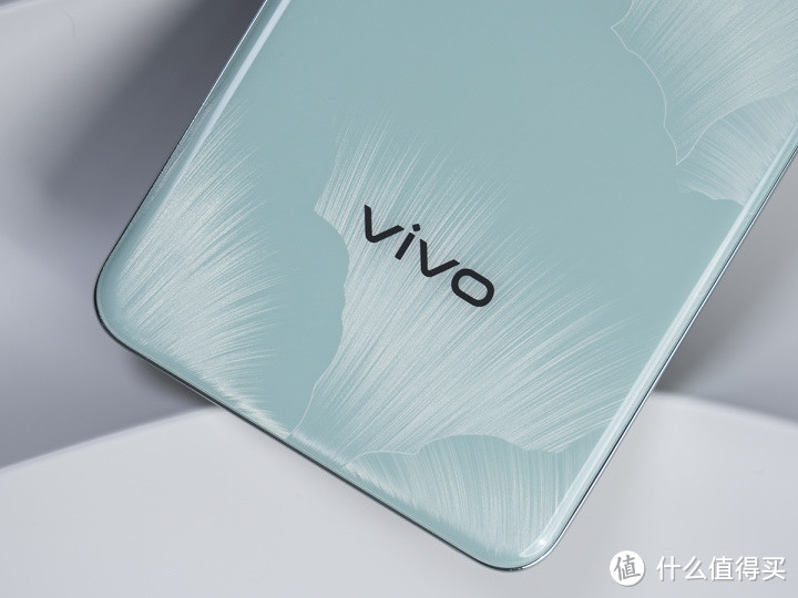 vivo Y300评测：7.79mm轻薄机身，却能实现音响级外放