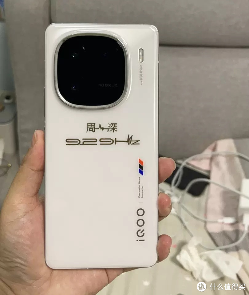 vivo iQOO 12：骁龙8Gen3自研电竞芯片，闪充助力游戏新体验