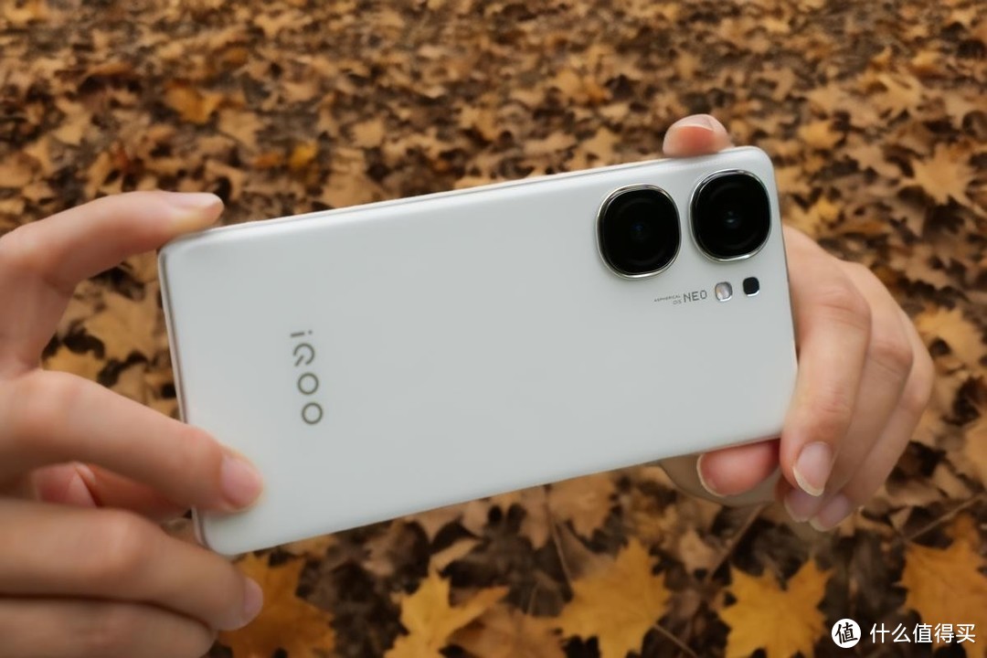 iQOO Neo9S Pro：价格便宜量又足，vivo这次把性价比玩到极致！