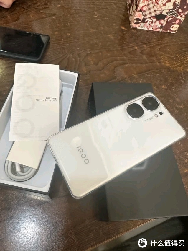 vivoiQOO Neo9S Pro+，性能怪兽还是实用神器？