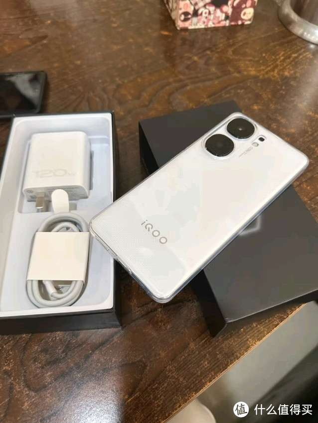 vivoiQOO Neo9S Pro+，性能怪兽还是实用神器？